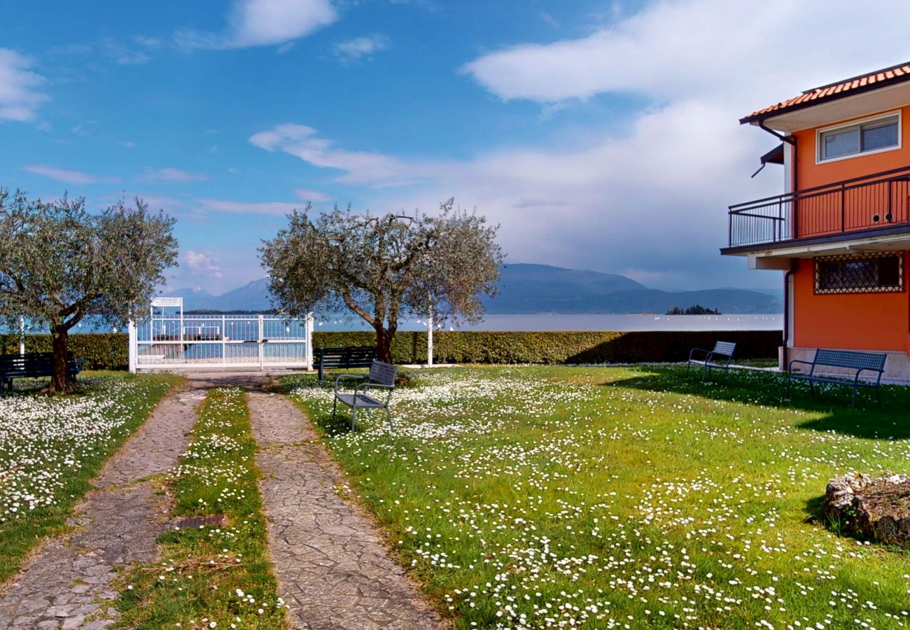 Ferienwohnung in Manerba del Garda - Apt sulla spiaggia romantica Maria Elena by Bookin