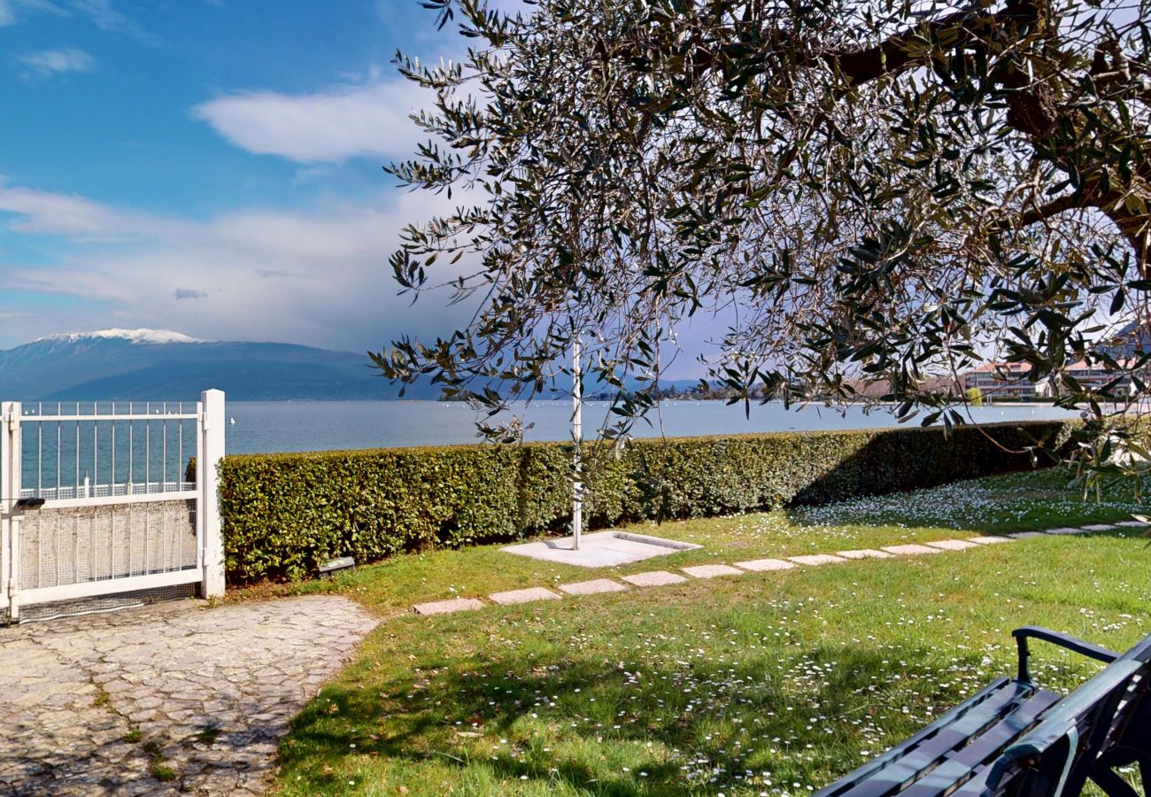 Ferienwohnung in Manerba del Garda - Apt sulla spiaggia romantica Maria Elena by Bookin