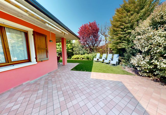 Villa in Manerba del Garda - Casa Arcoiris by Bookinggardalake