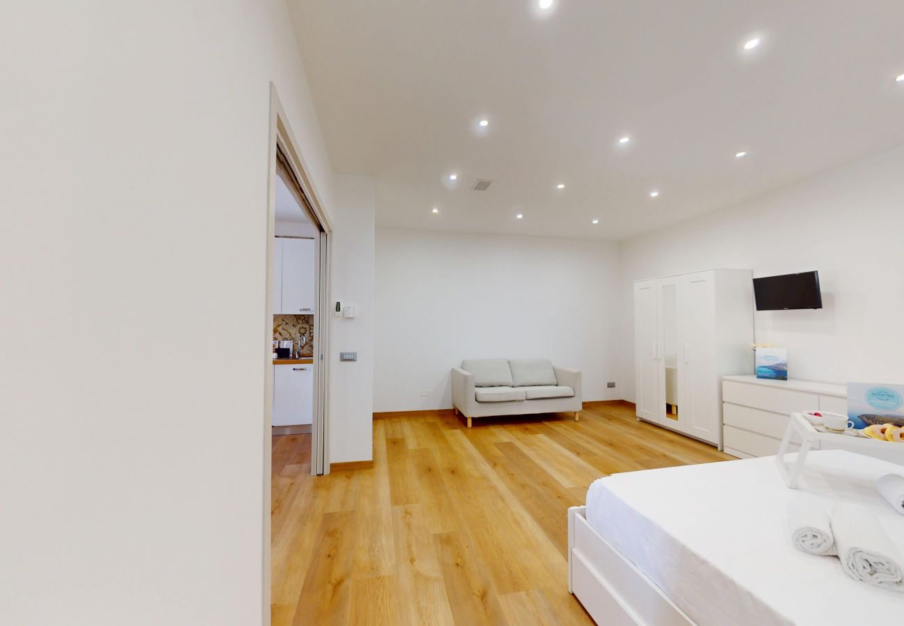 Ferienwohnung in Puegnago sul Garda - Garda Hub Suite by Booking Garda Lake