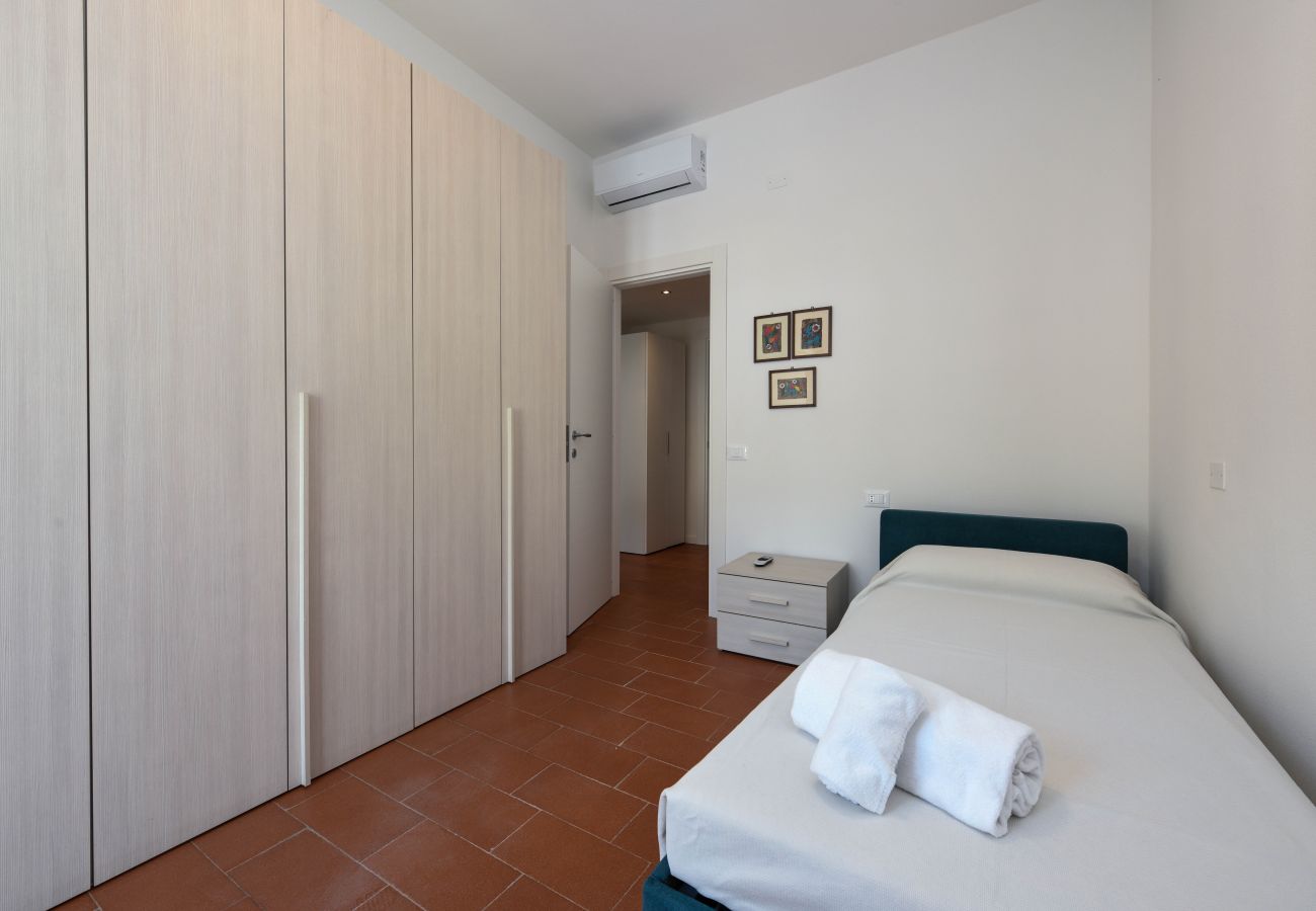 Apartment in Salò - Isi a Salò By Bookinggardalake