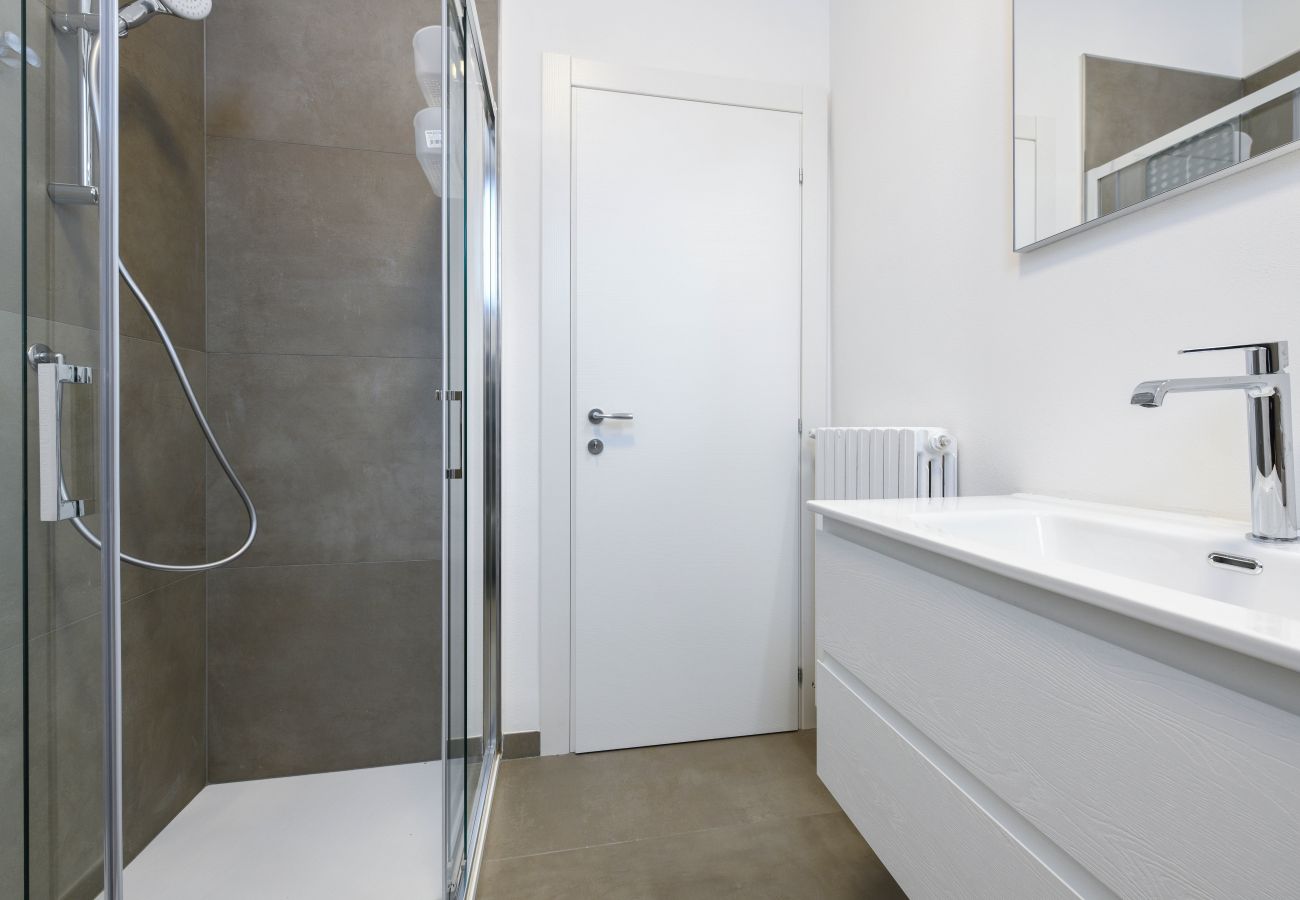 Apartment in Salò - Isi a Salò By Bookinggardalake