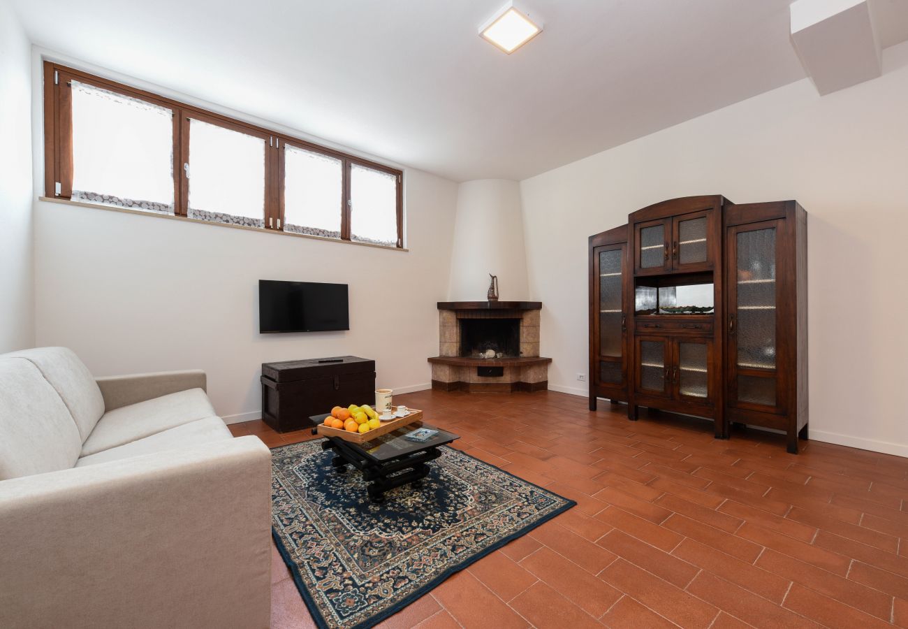 Apartment in Salò - Isi a Salò By Bookinggardalake