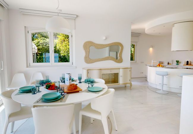 Villa in Manerba del Garda - Villa Flora fronte spiaggia By Bookinggardalake Villa in Manerba del Garda - Villa Flora fronte spiaggia By Bookinggardalake
