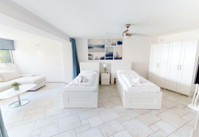 Villa in Manerba del Garda - Villa Flora fronte spiaggia By Bookinggardalake Villa in Manerba del Garda - Villa Flora fronte spiaggia By Bookinggardalake