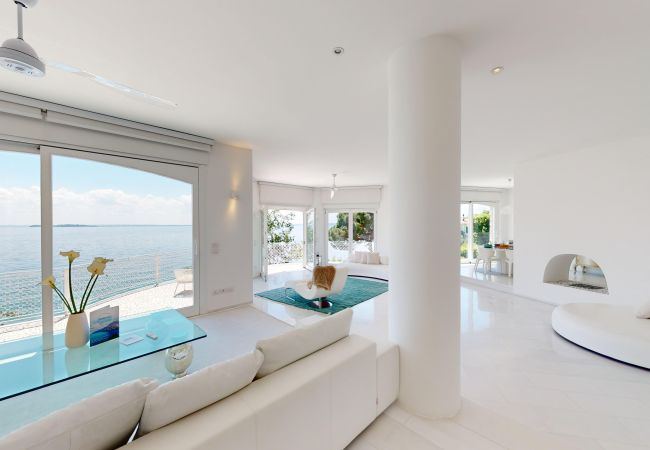 Villa in Manerba del Garda - Villa Flora fronte spiaggia By Bookinggardalake Villa in Manerba del Garda - Villa Flora fronte spiaggia By Bookinggardalake