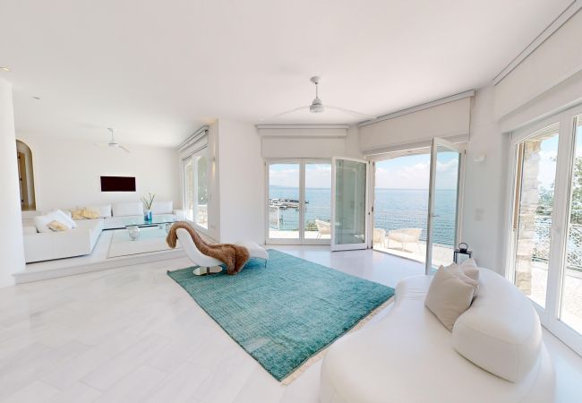 Villa in Manerba del Garda - Villa Flora fronte spiaggia By Bookinggardalake Villa in Manerba del Garda - Villa Flora fronte spiaggia By Bookinggardalake