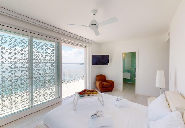 Villa in Manerba del Garda - Villa Flora fronte spiaggia By Bookinggardalake Villa in Manerba del Garda - Villa Flora fronte spiaggia By Bookinggardalake