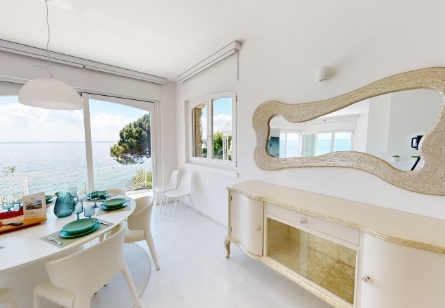Villa in Manerba del Garda - Villa Flora fronte spiaggia By Bookinggardalake Villa in Manerba del Garda - Villa Flora fronte spiaggia By Bookinggardalake