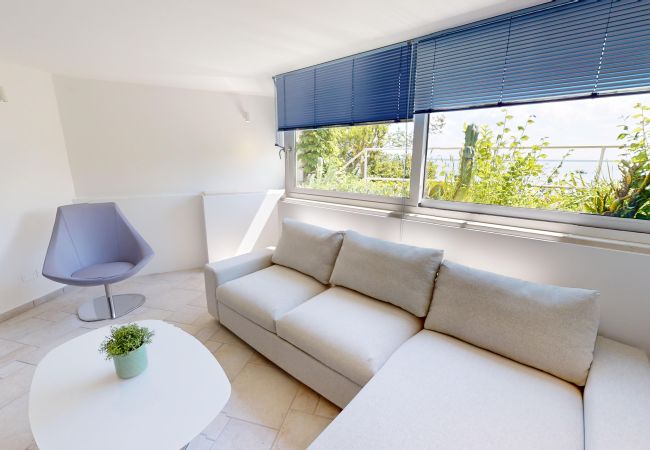 Villa in Manerba del Garda - Villa Flora fronte spiaggia By Bookinggardalake Villa in Manerba del Garda - Villa Flora fronte spiaggia By Bookinggardalake