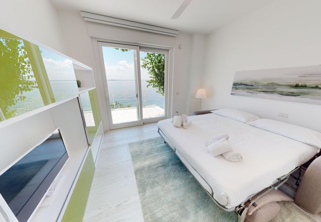 Villa in Manerba del Garda - Villa Flora fronte spiaggia By Bookinggardalake Villa in Manerba del Garda - Villa Flora fronte spiaggia By Bookinggardalake