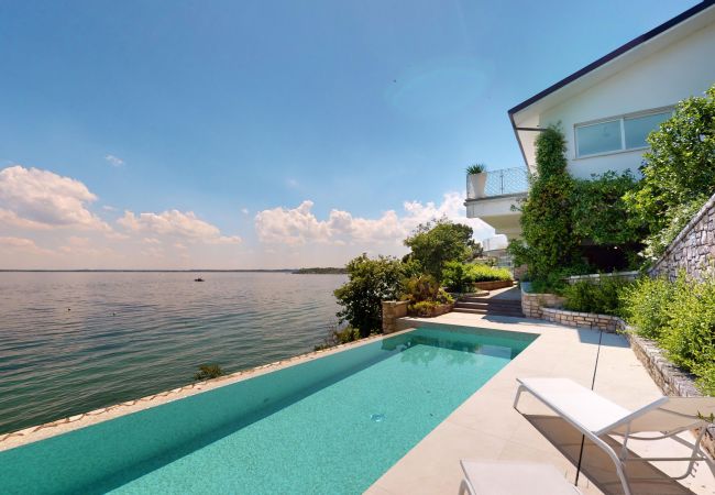 Villa in Manerba del Garda - Villa Flora fronte spiaggia By Bookinggardalake Villa in Manerba del Garda - Villa Flora fronte spiaggia By Bookinggardalake