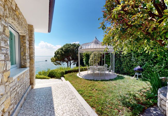 Villa in Manerba del Garda - Villa Flora fronte spiaggia By Bookinggardalake Villa in Manerba del Garda - Villa Flora fronte spiaggia By Bookinggardalake