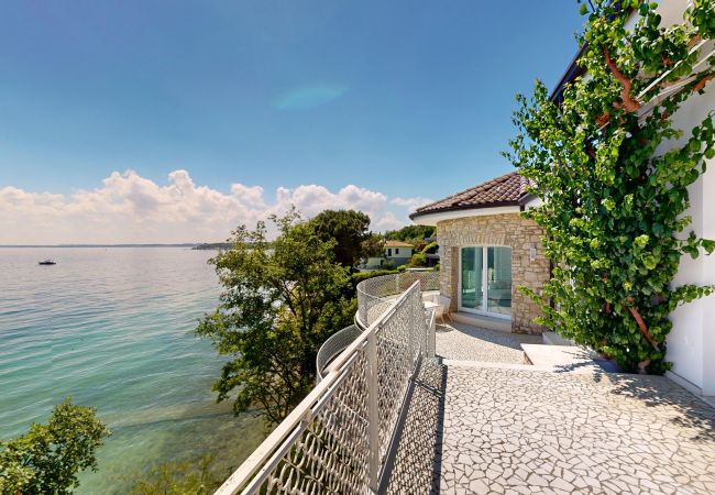 Villa in Manerba del Garda - Villa Flora fronte spiaggia By Bookinggardalake Villa in Manerba del Garda - Villa Flora fronte spiaggia By Bookinggardalake