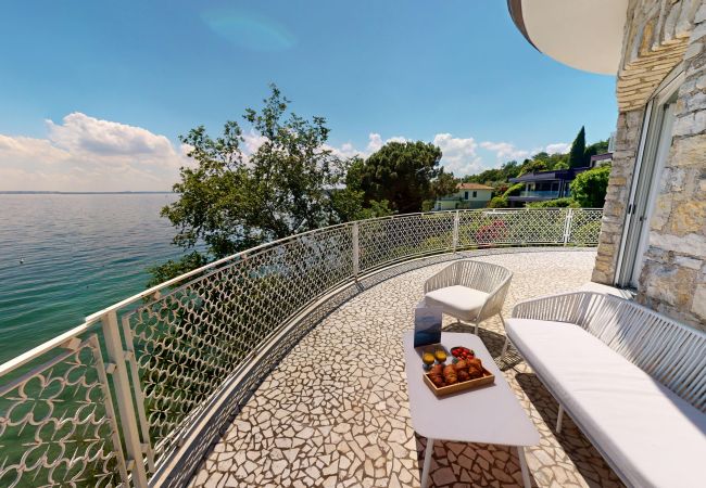 Villa in Manerba del Garda - Villa Flora fronte spiaggia By Bookinggardalake Villa in Manerba del Garda - Villa Flora fronte spiaggia By Bookinggardalake
