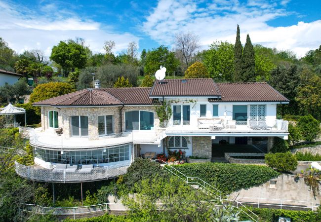 Villa in Manerba del Garda - Villa Flora fronte spiaggia By Bookinggardalake Villa in Manerba del Garda - Villa Flora fronte spiaggia By Bookinggardalake