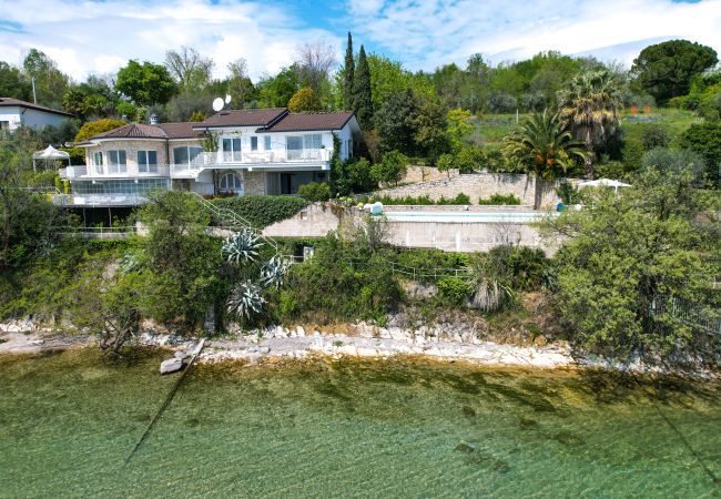 Villa in Manerba del Garda - Villa Flora fronte spiaggia By Bookinggardalake Villa in Manerba del Garda - Villa Flora fronte spiaggia By Bookinggardalake