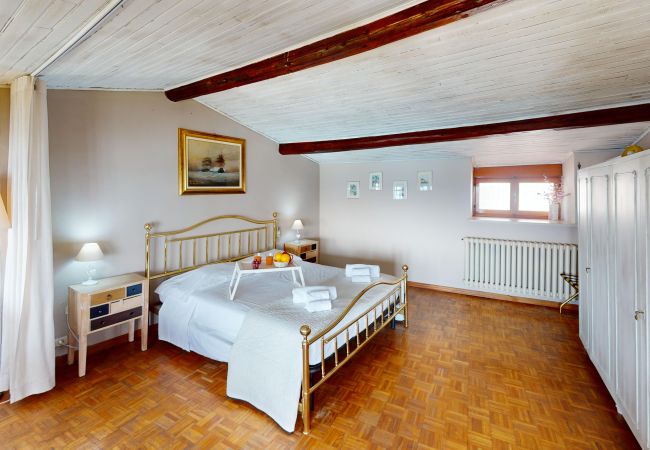 Apartment in Salò - Casale Massina ATTICO AGATA By Bookinggardalake Apartment in Salò - Casale Massina ATTICO AGATA By Bookinggardalake