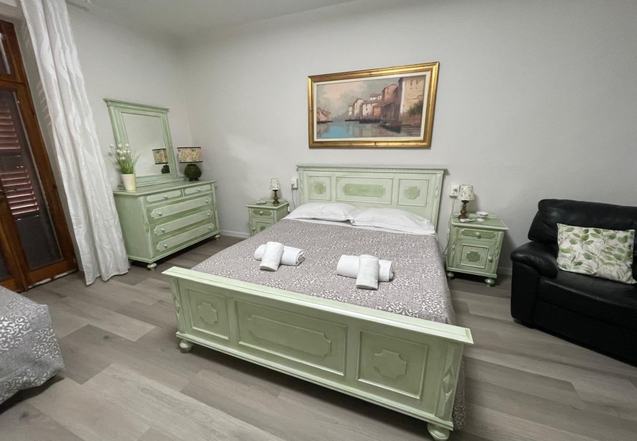 Apartment in Salò - Apt QUARZO Salò magic lake view By Bookinggardalak