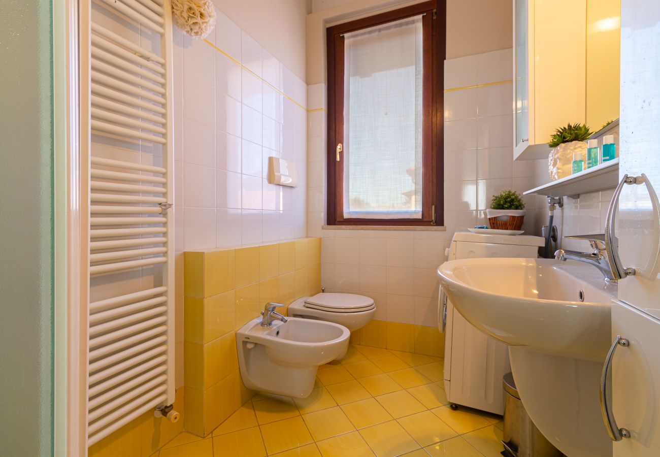 Apartment in Desenzano del Garda - Maison Blanchette Desenzano By Bookinggardalake