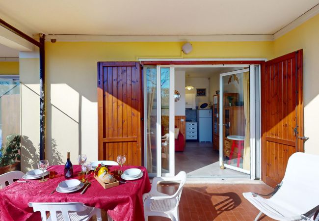 Apartment in Manerba del Garda - Apt sulla spiaggia romantica Maria Elena by Bookin