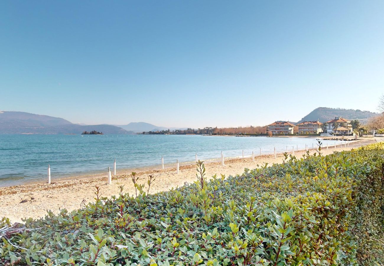 Apartment in Manerba del Garda - Apt sulla spiaggia romantica Maria Elena by Bookin