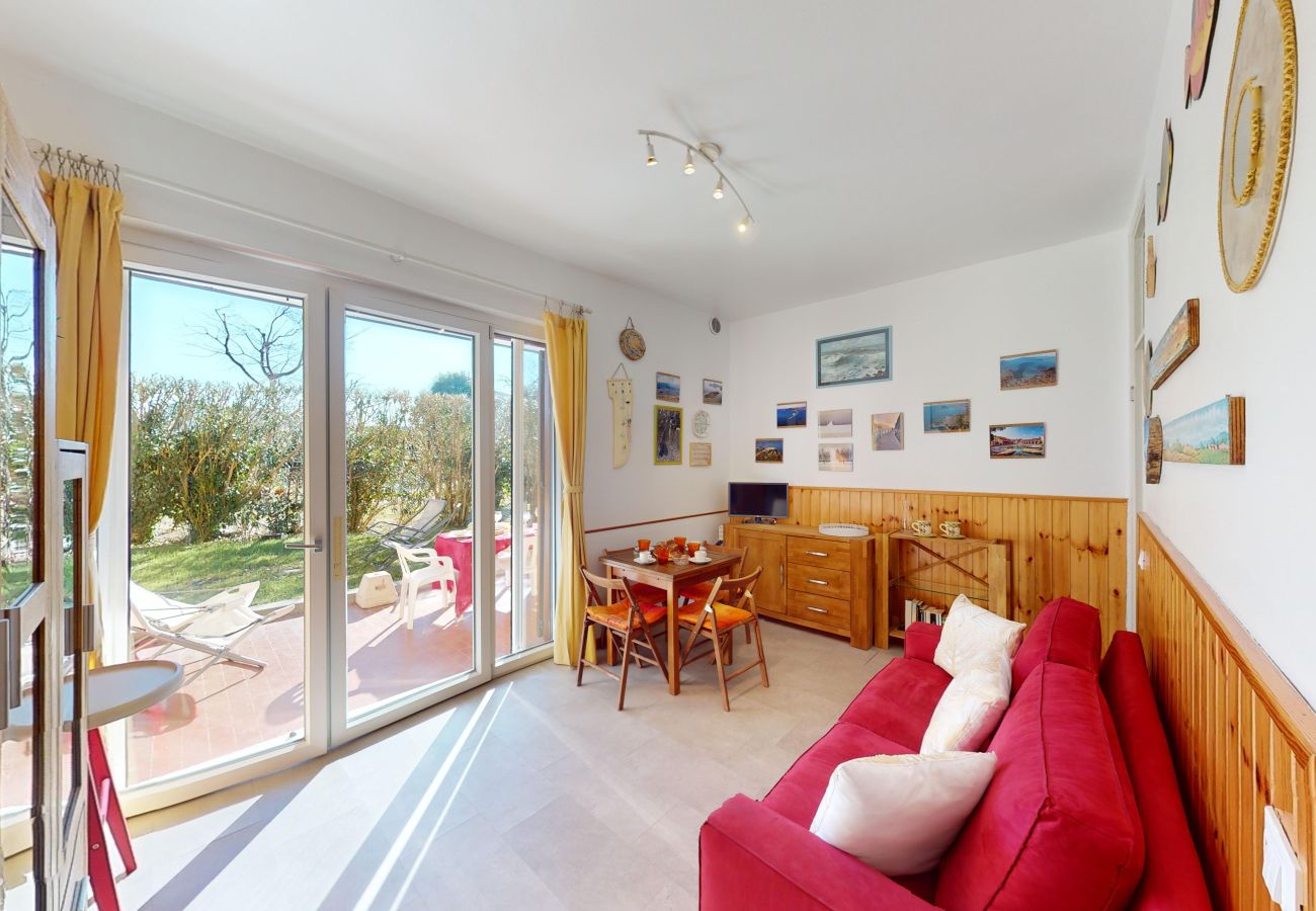 Apartment in Manerba del Garda - Apt sulla spiaggia romantica Maria Elena by Bookin