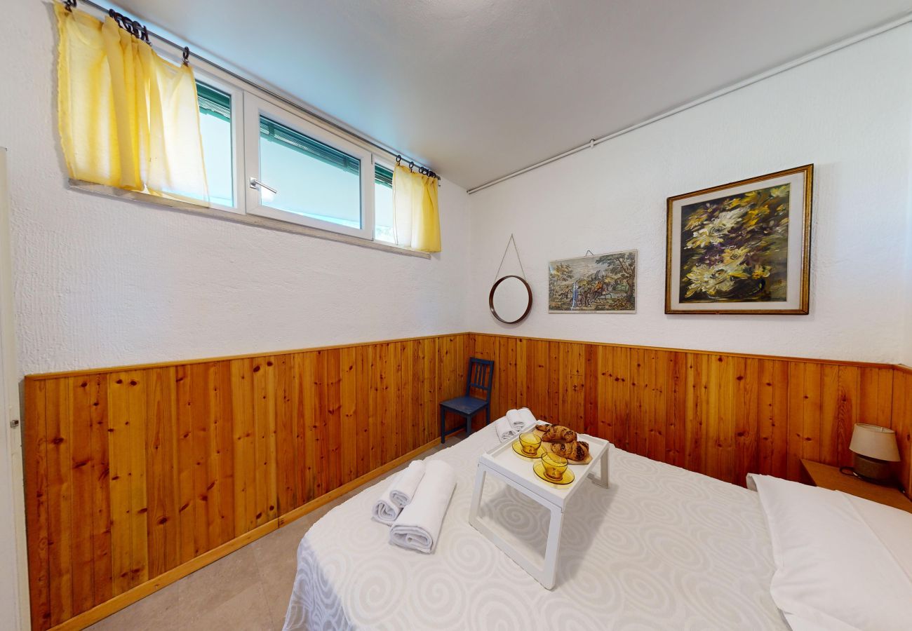 Apartment in Manerba del Garda - Apt sulla spiaggia romantica Maria Elena by Bookin