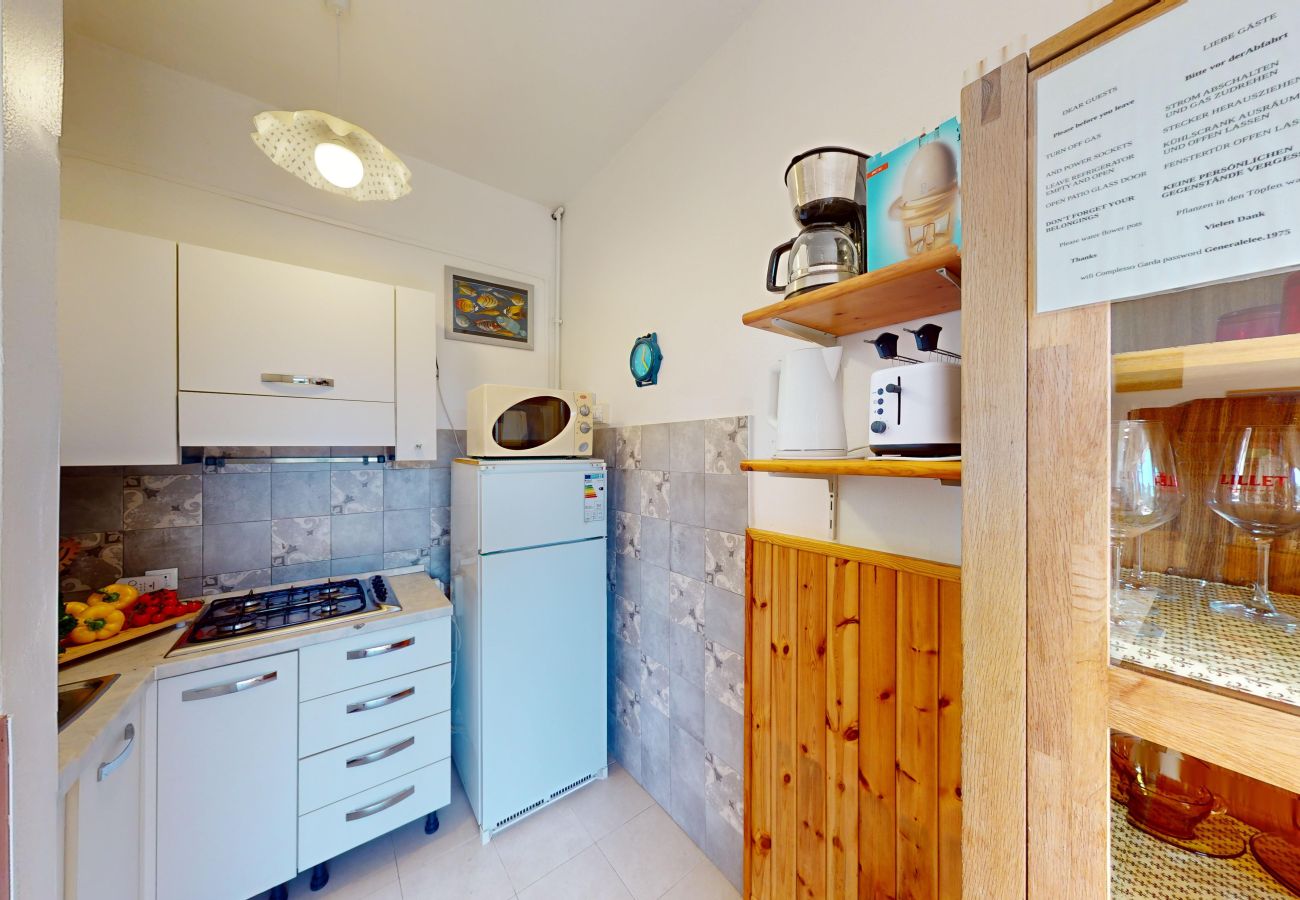 Apartment in Manerba del Garda - Apt sulla spiaggia romantica Maria Elena by Bookin