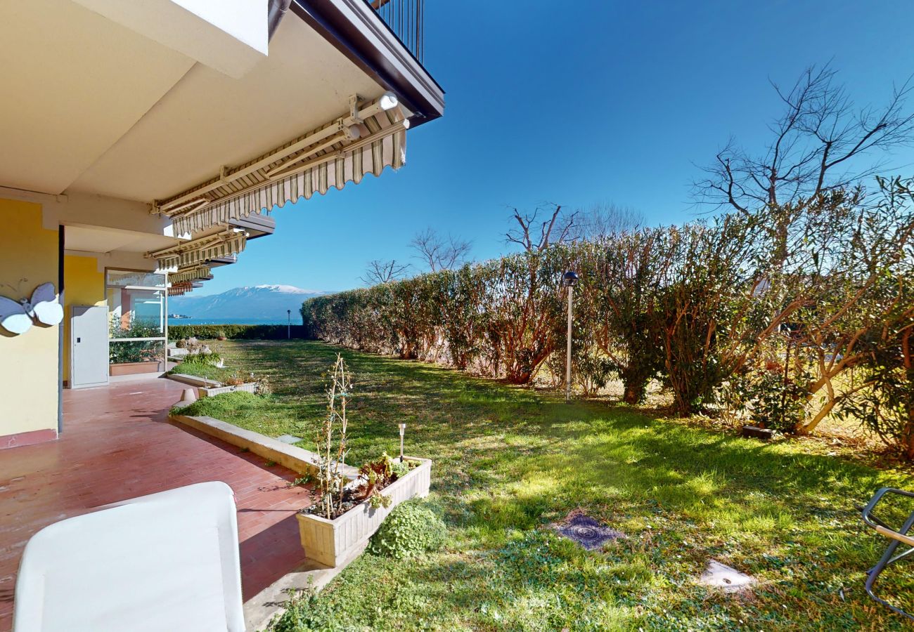 Apartment in Manerba del Garda - Apt sulla spiaggia romantica Maria Elena by Bookin