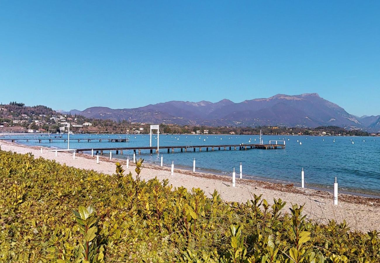 Apartment in Manerba del Garda - Apt sulla spiaggia romantica Maria Elena by Bookin