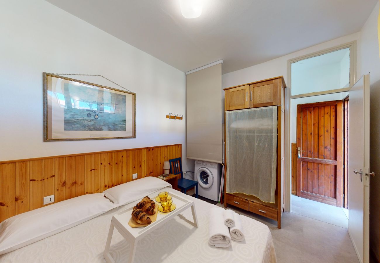 Apartment in Manerba del Garda - Apt sulla spiaggia romantica Maria Elena by Bookin