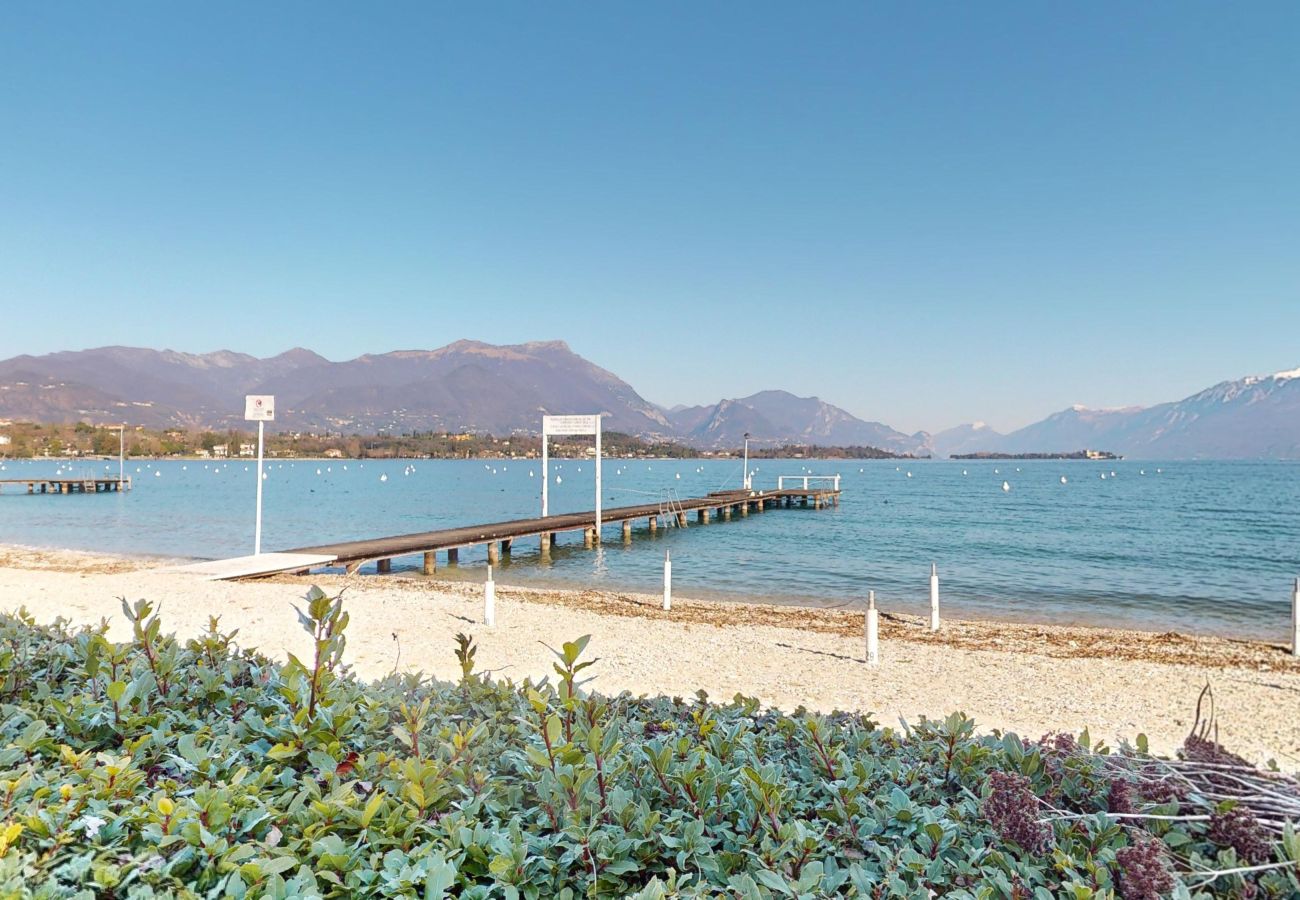 Apartment in Manerba del Garda - Apt sulla spiaggia romantica Maria Elena by Bookin