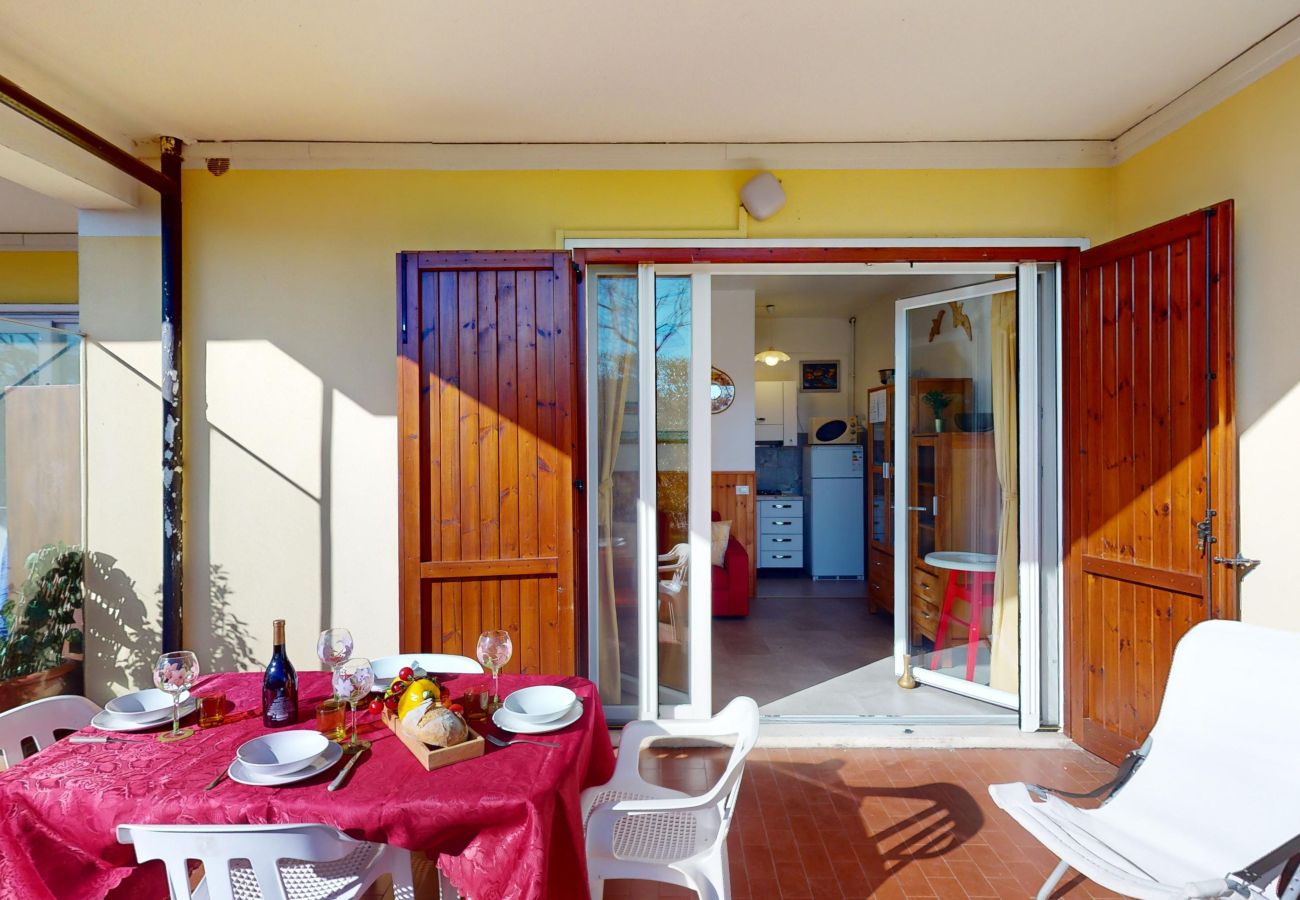 Apartment in Manerba del Garda - Apt sulla spiaggia romantica Maria Elena by Bookin