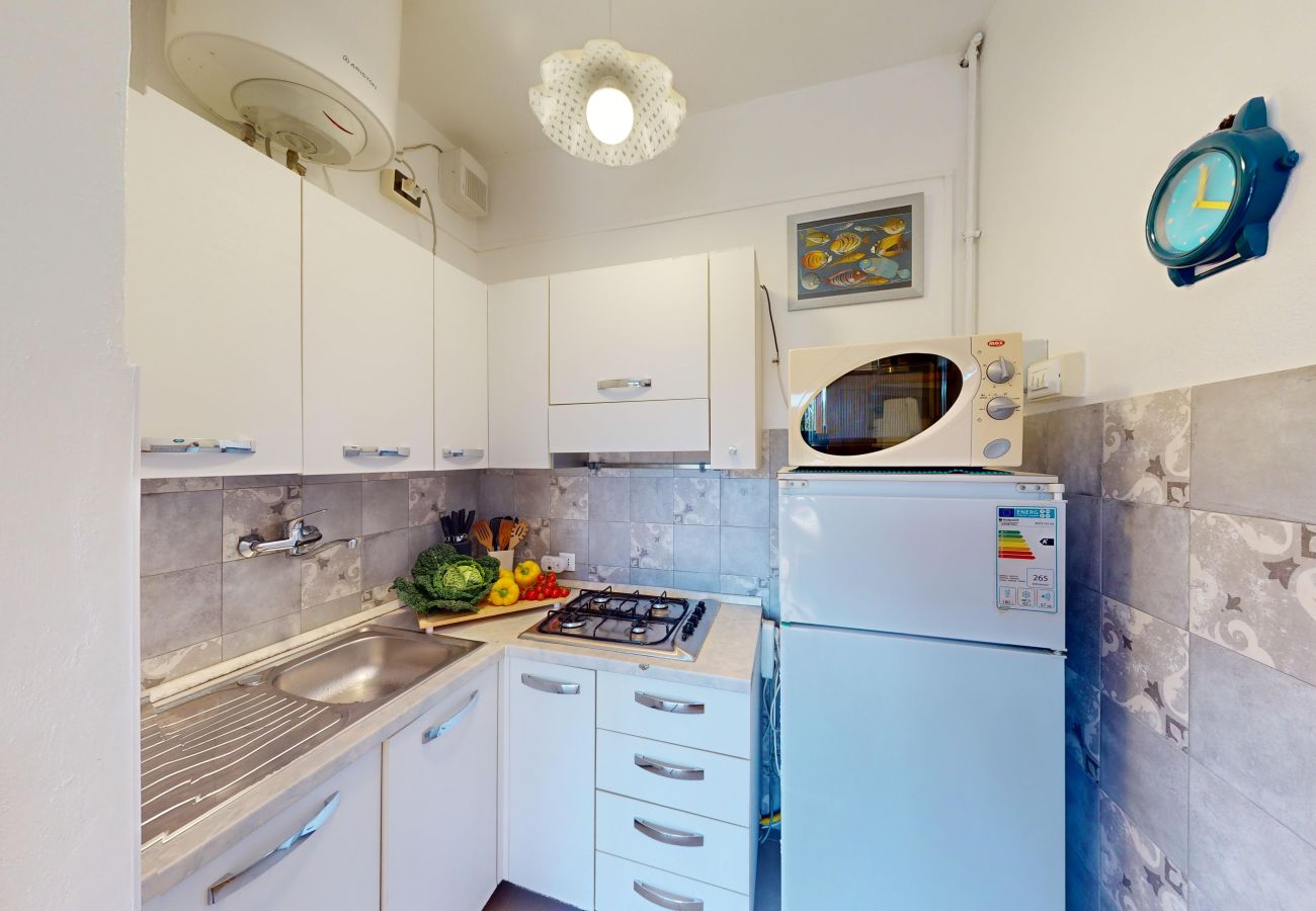 Apartment in Manerba del Garda - Apt sulla spiaggia romantica Maria Elena by Bookin