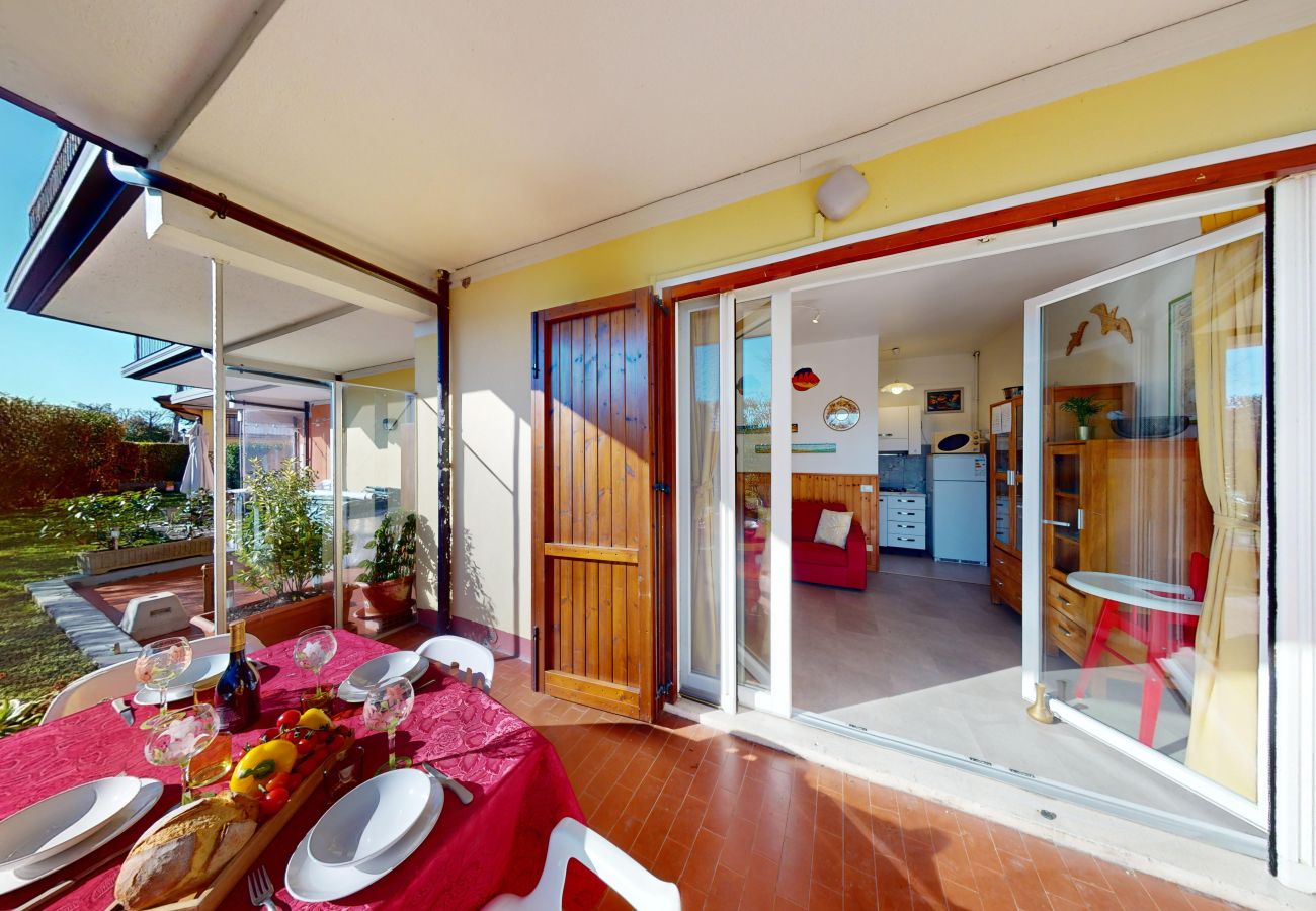 Apartment in Manerba del Garda - Apt sulla spiaggia romantica Maria Elena by Bookin