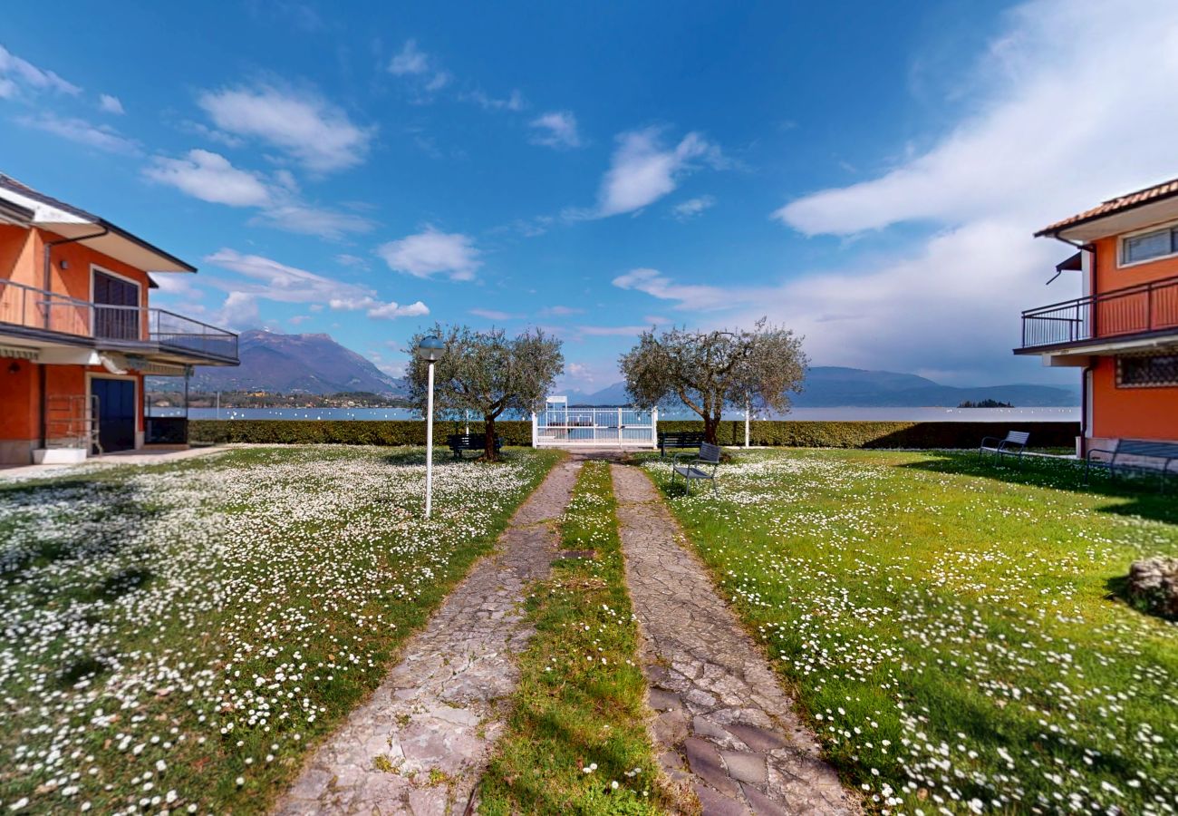 Apartment in Manerba del Garda - Apt sulla spiaggia romantica Maria Elena by Bookin