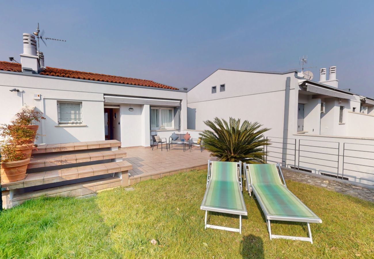 Apartment in Manerba del Garda - Appartamento Gloria by Bookinggardalake