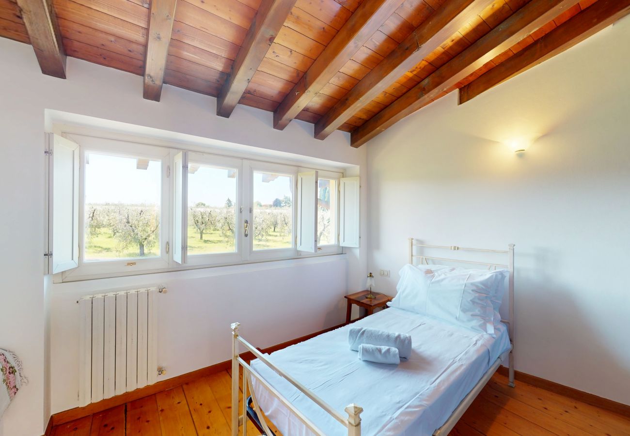 Apartment in San Felice del Benaco - Garda View romantic apt with pool by Bookinggardal