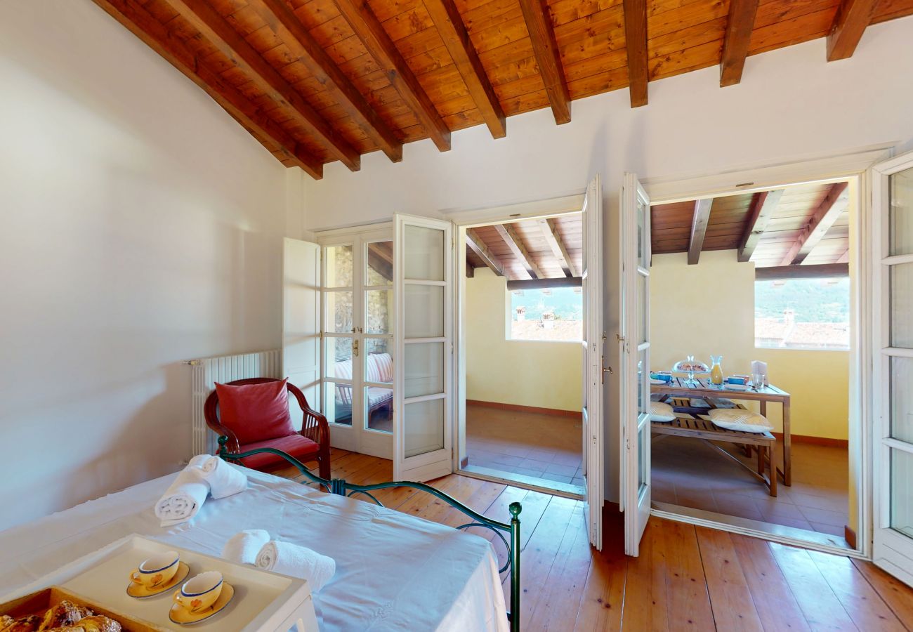 Apartment in San Felice del Benaco - Garda View romantic apt with pool by Bookinggardal