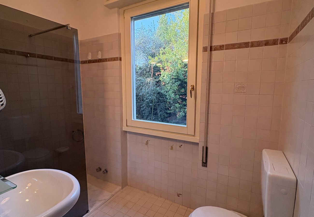 Villa in Manerba del Garda - Villa beach front 7 Bello  by Bookinggardalake