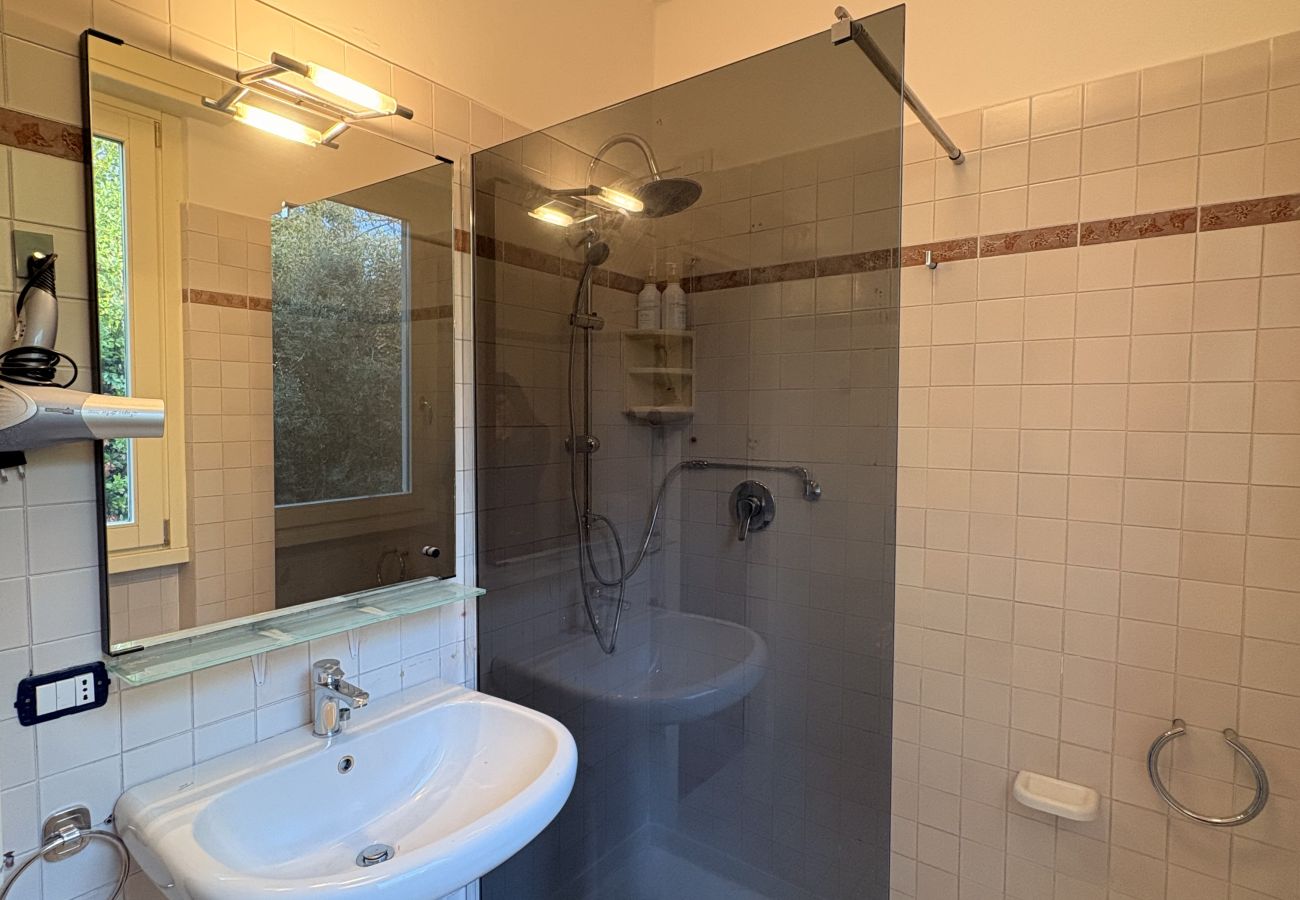 Villa in Manerba del Garda - Villa beach front 7 Bello  by Bookinggardalake