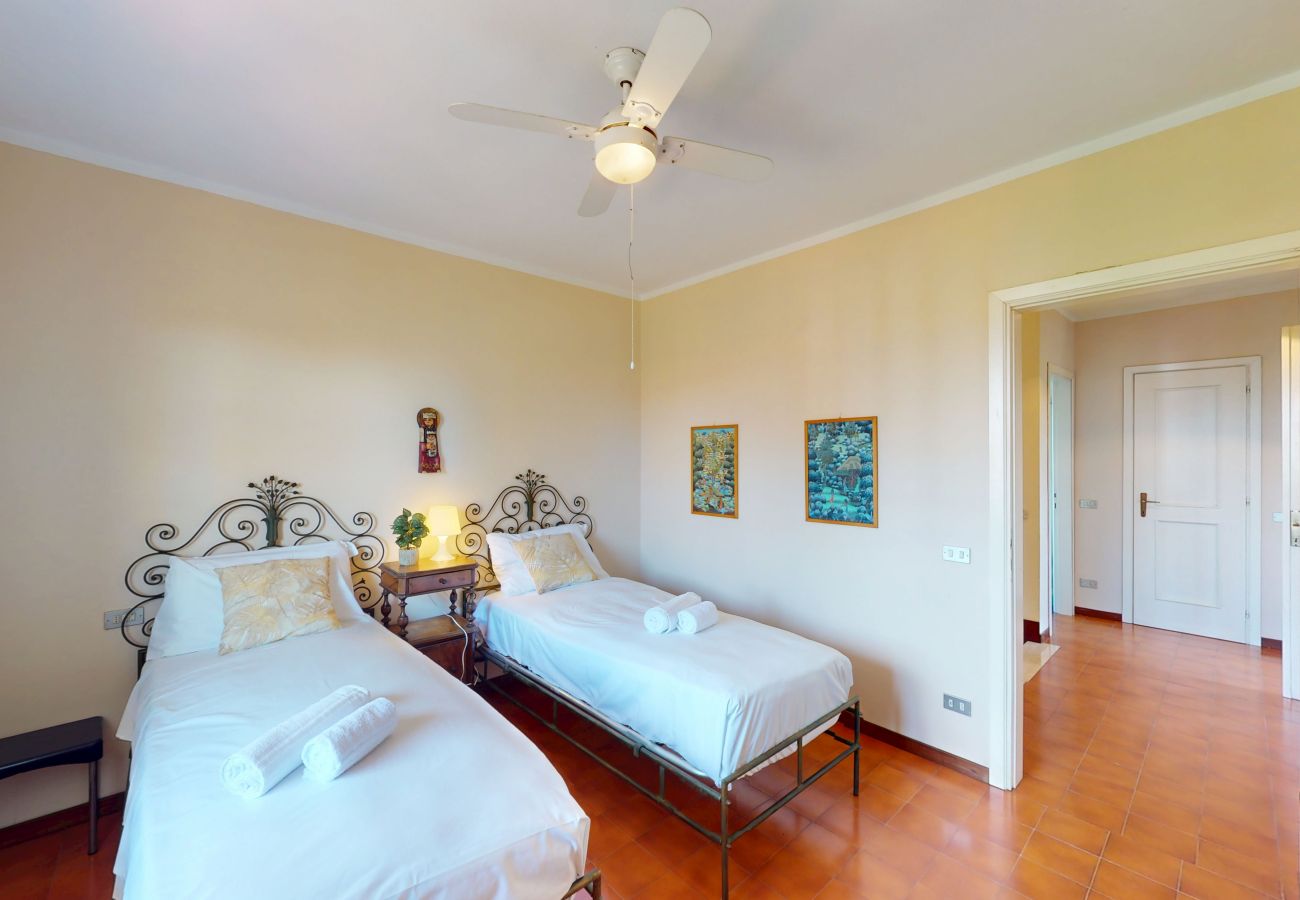 Villa in Sirmione - Villa Valentine Lakeside by Bookinggard
