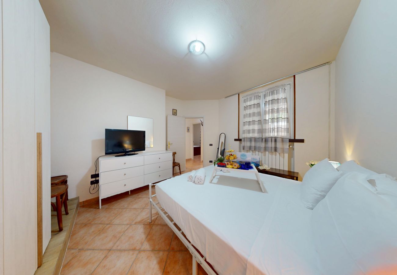 Apartment in Manerba del Garda - Spiaggia Apartment by Booking Garda Lake