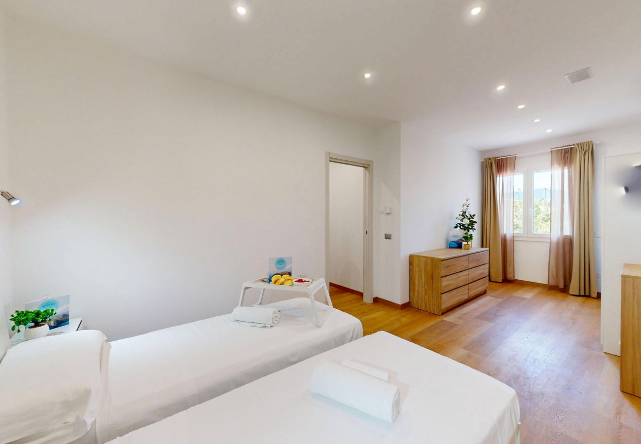 Apartment in Puegnago sul Garda - Garda Hub Retreat by Booking Garda Lake