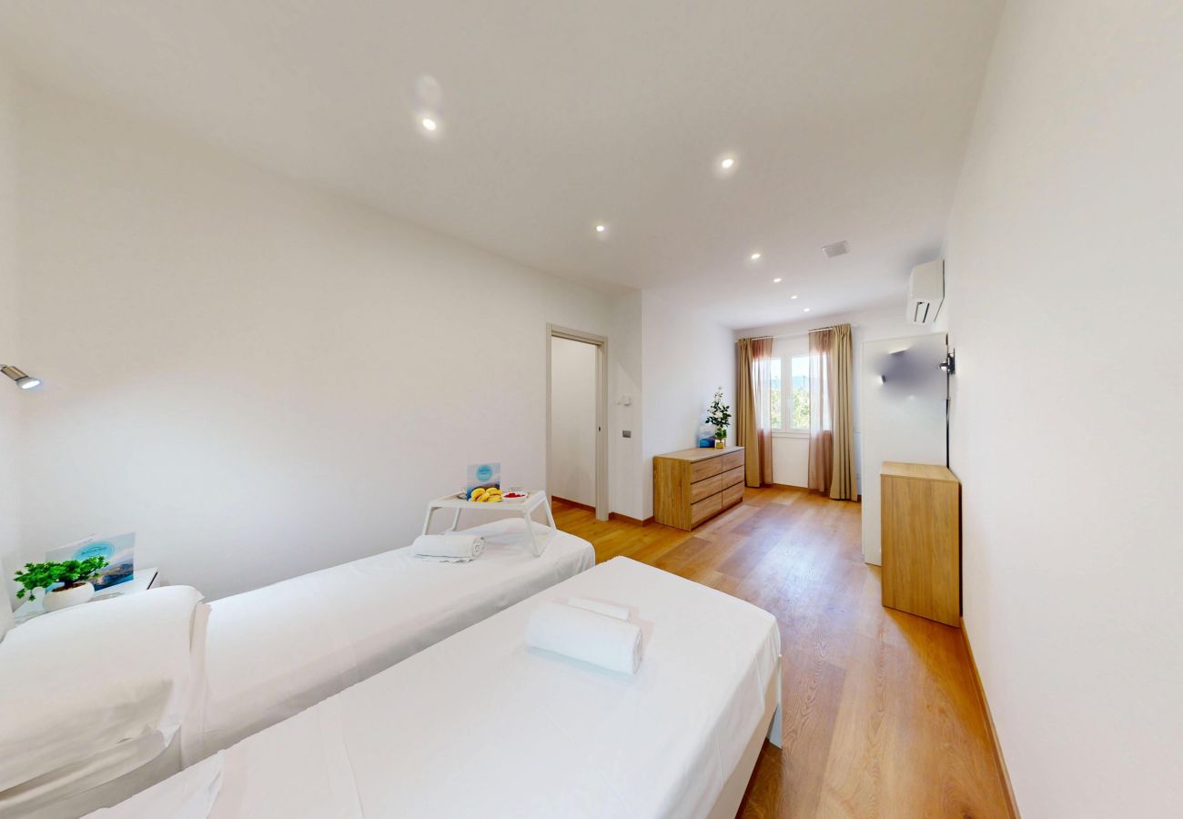 Apartment in Puegnago sul Garda - Garda Hub Retreat by Booking Garda Lake