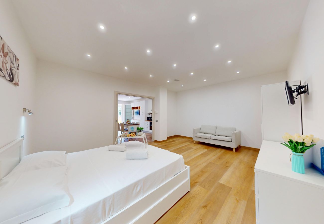 Apartment in Puegnago sul Garda - Garda Hub Suite by Booking Garda Lake