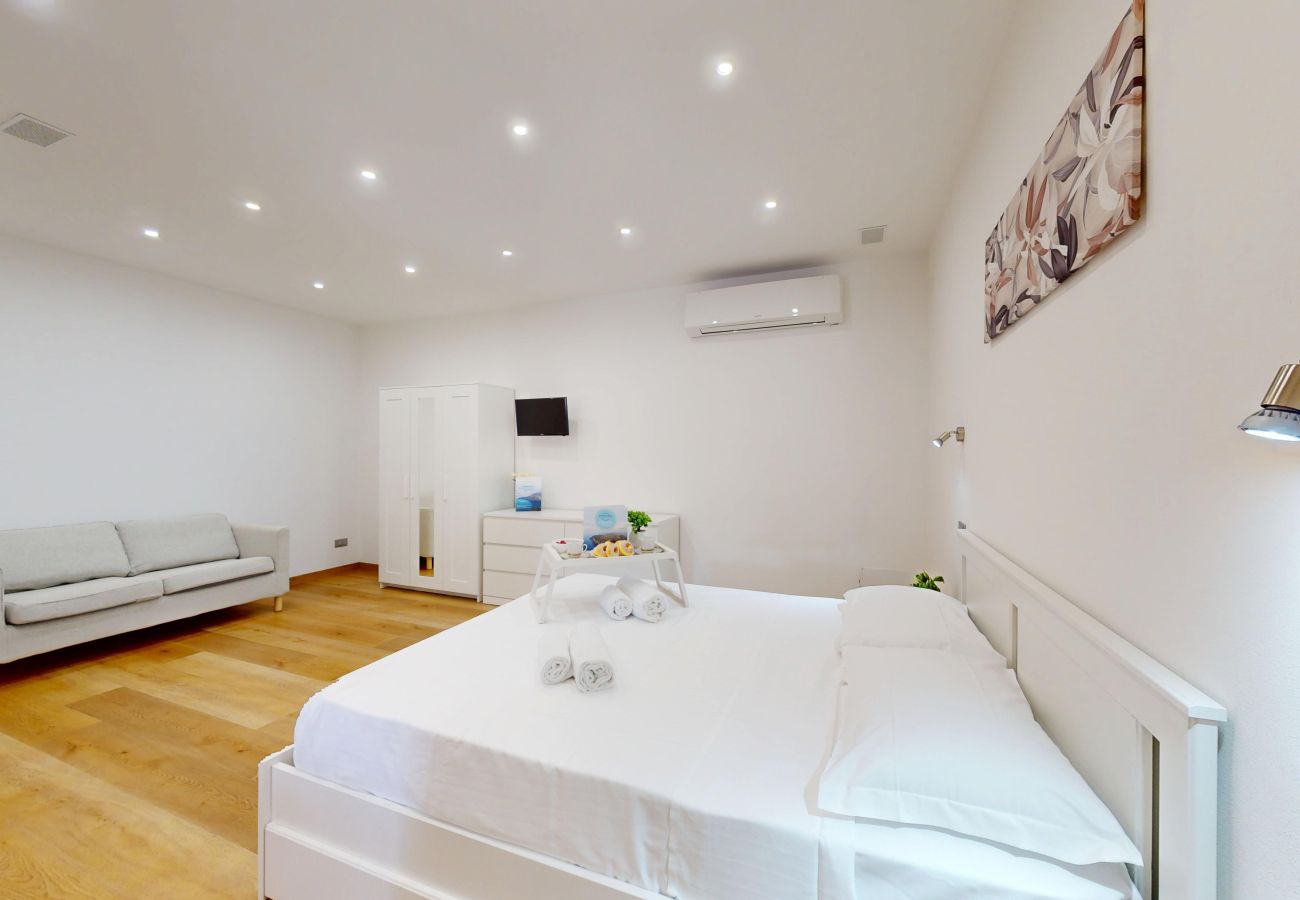 Apartment in Puegnago sul Garda - Garda Hub Suite by Booking Garda Lake