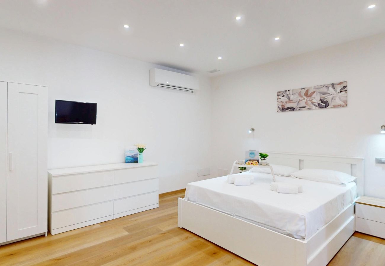 Apartment in Puegnago sul Garda - Garda Hub Suite by Booking Garda Lake