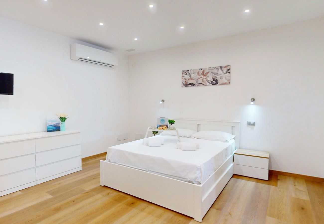 Apartment in Puegnago sul Garda - Garda Hub Suite by Booking Garda Lake